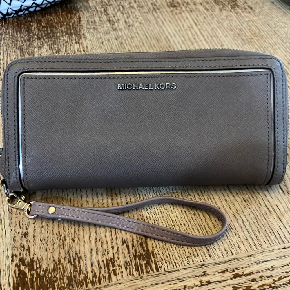 Michael Kors Taupe Wallet CONTINENTAL Wristlet Clutch Saffiano Leather FULL ZIP